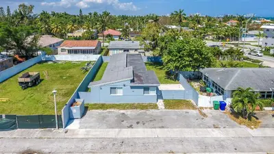 an aerial view of a house with a yard at Mimo Bungalows By Renzzi in Miami