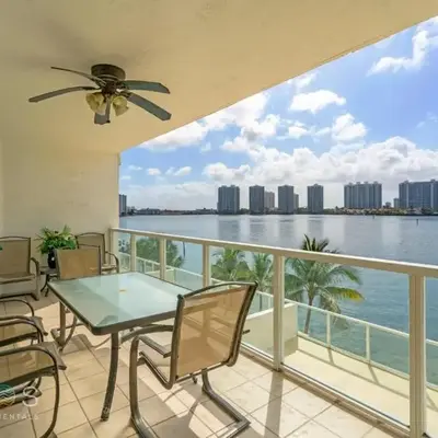 Bay View Oasis with Balcony & Free Parking Sunny Isles Beach
