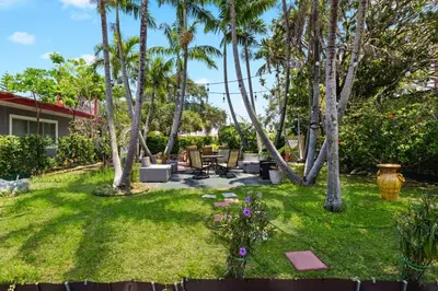 a yard with palm trees and a patio at Pet Friendly Stylish Studio in Hollywood in Hollywood