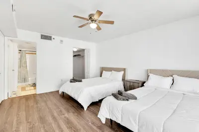 a bedroom with two beds and a ceiling fan at Luxury3 Miami Brickell Stay-Bay View in Miami