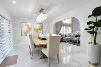 a dining room with a table and chairs at Villa Miami Lakes in Hialeah
