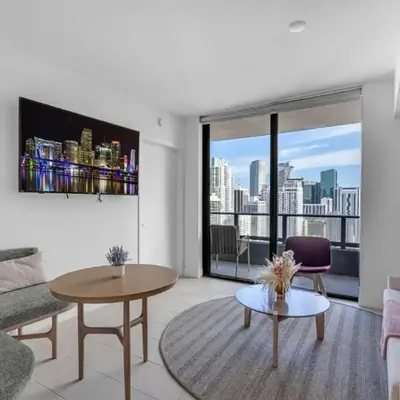 Bright and Breezy 1 Bed Unit With Water and City Views