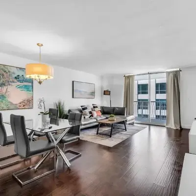Relaxing 1-Bed Condo With City Views in Brickell Key