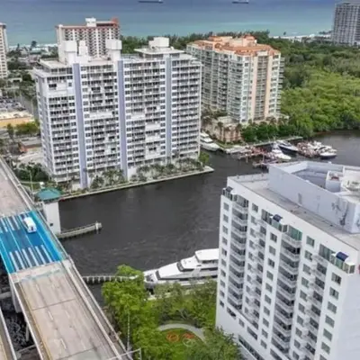 Modern Condo by the Beach