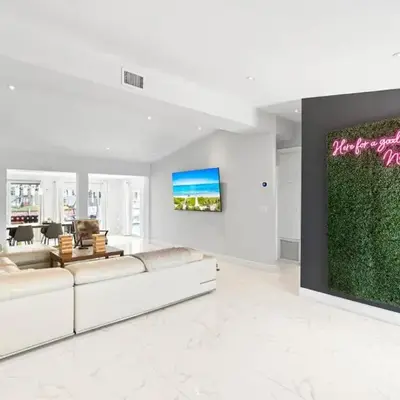 Tropical 4 bed Pool Views