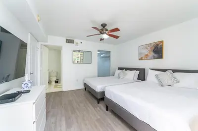 a bedroom with two beds and a ceiling fan at 2bedroom ocean views brickell free parking in Miami