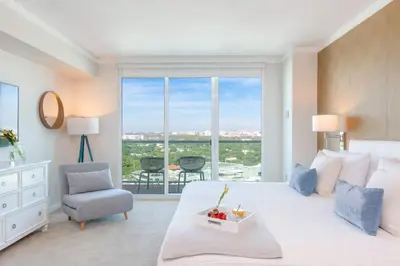 a bedroom with a large white bed with a window at MVR - Ideal for Business & Weekend Trips in Miami