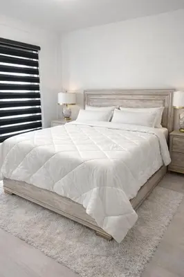 a bedroom with a large bed with white sheets and pillows at Casa Hard Rock Stadium in Miami Gardens
