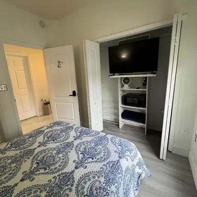 Room w Private Entrance near Airport
