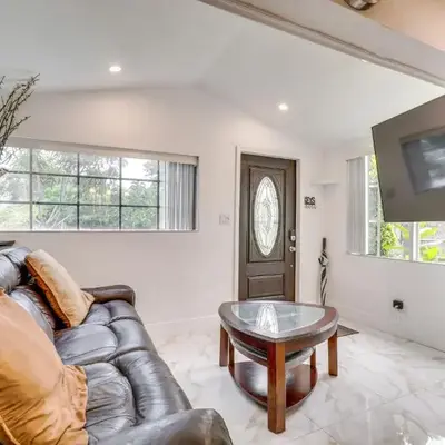 3 Mi to Beach Hollywood Treehouse with Deck and Yard!