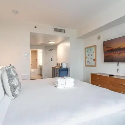 Cozy Grove Stay Free Parking Pool Access Walk to Cafes and Parks