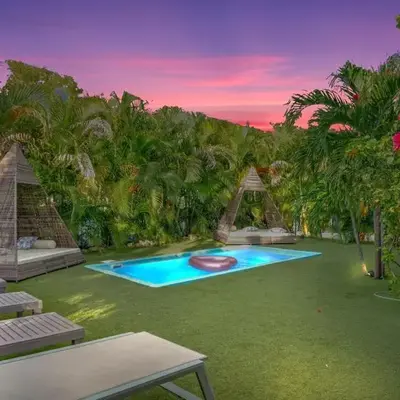 The Purple Paradise PoolHot Tub Little Havana