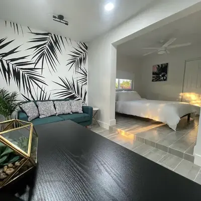 The Vice City Suite - Private stay with Free Parking in the Heart of Miami