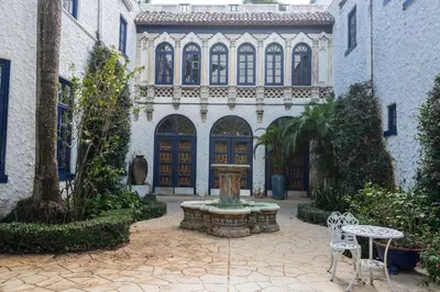 a courtyard with a fountain in front of a building at Young Mansion Steps To The Beach in Hollywood