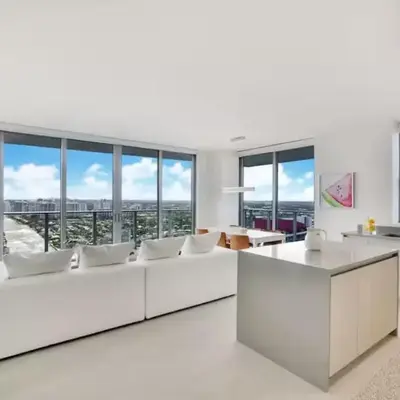 Luxury Corner Apartment in Hollywood Beach