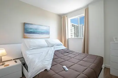 a bedroom with a bed and a window at Lovely 2 bedrooms 2 bathrooms Apt, Sleeps 4, Split King bed, Free Parking, Pet OK in Miami