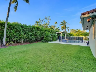 a yard with a fence and a tennis court at Casa Fina Miami Near Beaches