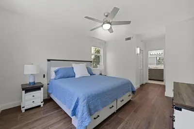 a bedroom with a bed and a ceiling fan at Apartamento Aventura 3 habitaciones in Aventura