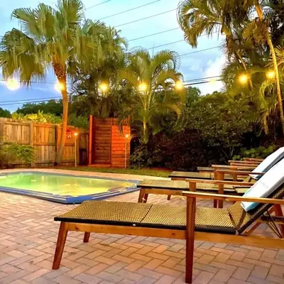 Fox Island Heated Spa- Downtown & Beach home