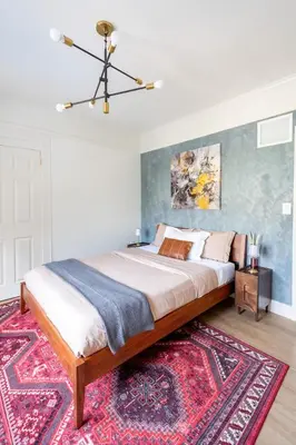 a bedroom with a large bed and a rug at Cozy 2br 5 mins drive to the beach j6 in Hollywood