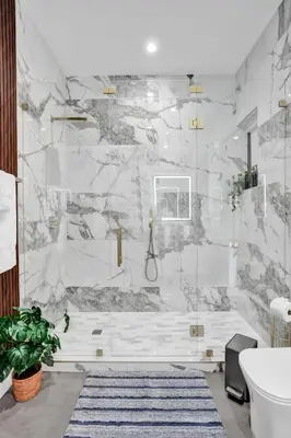 a bathroom with a large marble wall at New Luxe Contemporary Home 4BR-4BA with Heated Pool, Mini Golf, Pool table in Fort Lauderdale