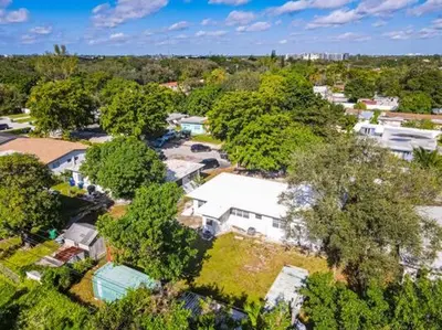 an overhead view of a park with trees and buildings at Miami Luxury Home Close to Beach & Aventura Mall in Biscayne Park
