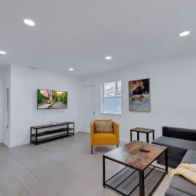 Stylish 2BR Retreat in Miamis Design District