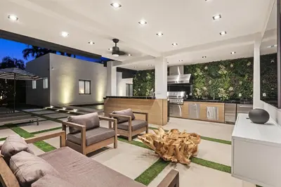 a living room with a couch and a kitchen at Villa Coral Wave in Miami