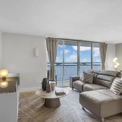 Stunning 3B2B with Ocean and City Views - Free Parking