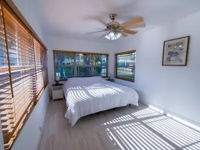 a bedroom with a bed and a ceiling fan at Dania Beach 3-bedroom house - Pool,Parking,Grill in Dania Beach