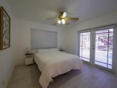 a bedroom with a bed and a ceiling fan at Dania Beach 3-bedroom house - Pool,Parking,Grill in Dania Beach