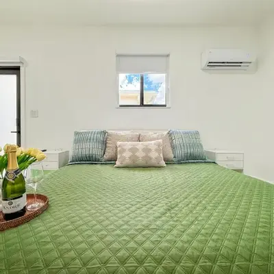 Luxury Suite Studio with Kitchen & Spa Shower