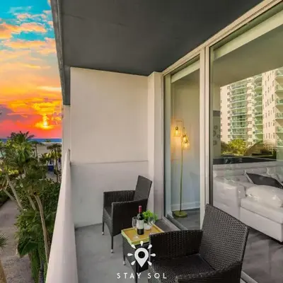Modern Hollywood Beach Escape - City Views