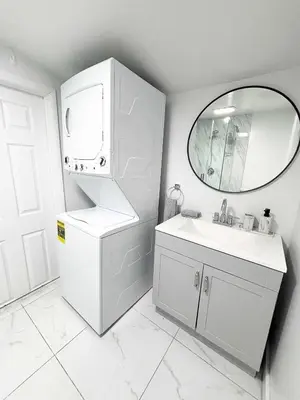 a white bathroom with a sink and a mirror at Villa Hollywood Pool Trampoline BBQ Hard Rock in Hollywood