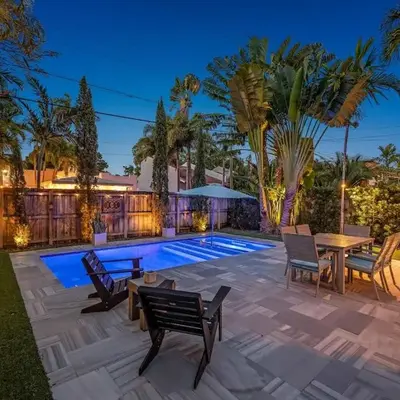 Fun Location! 1 block to Las Olas Pool & Parking