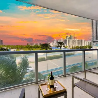 Amazing 2 BR Apartment Pool & Near Beach
