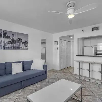 1 BLOCK FROM OCEAN 1 Bedroom in South Beach Collins Avenue