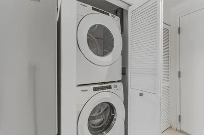 a washing machine and a dryer in a room at Modern Studio in Downtown Doral in Miami