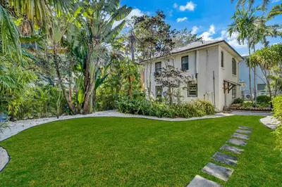 a house with a yard with green grass and trees at Bright 1BR Getaway Victoria Park Las Olas Nearby in Fort Lauderdale