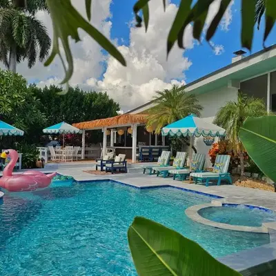 The Bird-2 blocks to beach-Heated Pool-Hot Tub