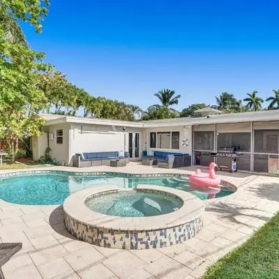 Stylish 4 Bed 2 Bath Pool & Spa
