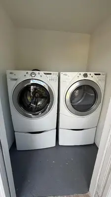 a washing machine and a washer in a room at Close to the beach, in a quiet neighborhood in Hollywood