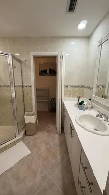 a bathroom with a sink and a shower at Close to the beach, in a quiet neighborhood in Hollywood