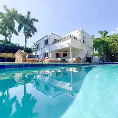 Family Pool Retreat 3 BR House for more than 8 Guests