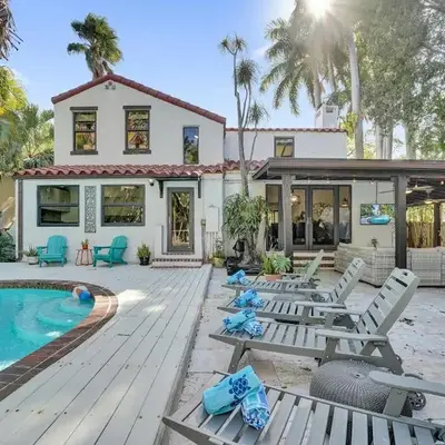 Spanish 5 Bedroom Pool House Minutes to the Beach