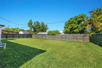 a backyard with a fence and a grass yard at NEW house in Miami Casa Calle 19 in Miami