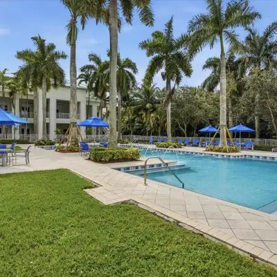 Spacious 1BR Loft Villa - Pool Golf - Doral Downtown