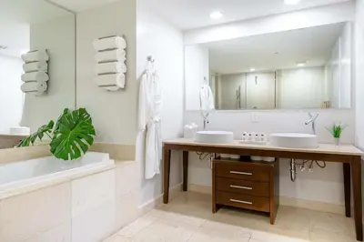 a bathroom with two sinks and a large mirror at MVR - Luxury Stay by Brickell Center in Miami