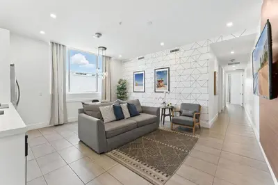 a living room with a couch and a table at Miami Beach 2Q Localização Incrível a Pé da Praia in Miami Beach