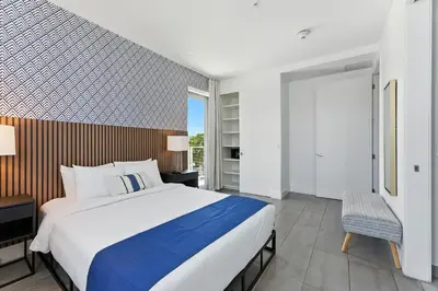 a large bedroom with a large bed and a window at Apto 2 Quartos c/ Varanda South Beach Central in Miami Beach